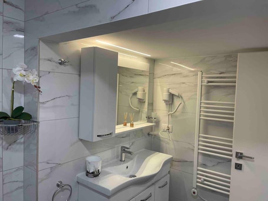 Lovely Apartment In Pogradec City With A Lake View Ngoại thất bức ảnh