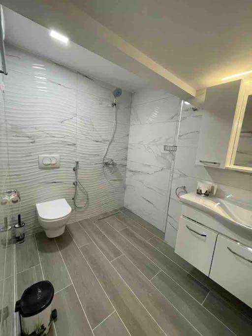 Lovely Apartment In Pogradec City With A Lake View Ngoại thất bức ảnh
